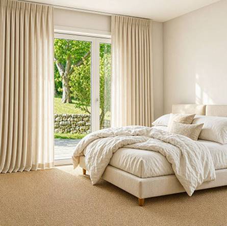 Cortinas fruncidas en puertas de dormitorio.
