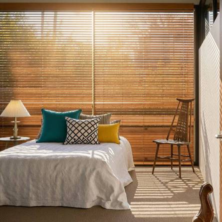 Persianas venecianas de madera natural para el dormitorio.