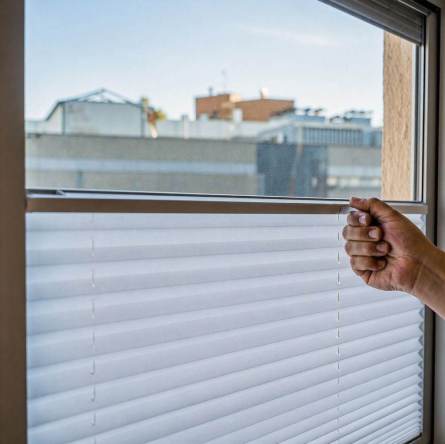 Cortinas plisadas arriba y abajo.