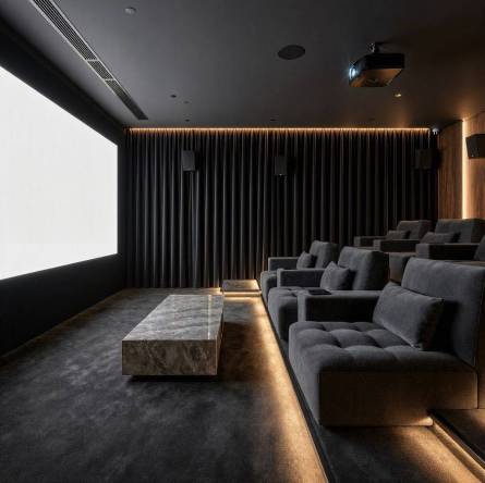Cortinas de terciopelo para sala de cine en casa.