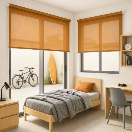 Estores enrollables textiles para dormitorio juvenil.