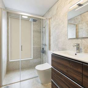 Cortinas entollables opacas para el baño.