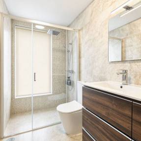 Cortinas entollables opacas para el baño.