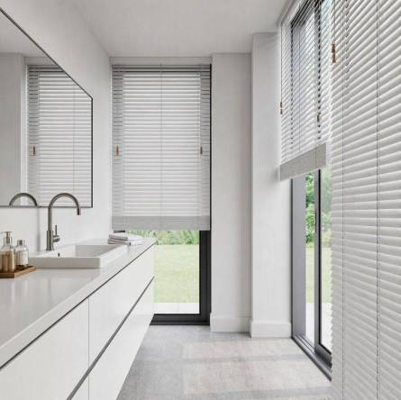 Persianas venecianas de madera para el baño.