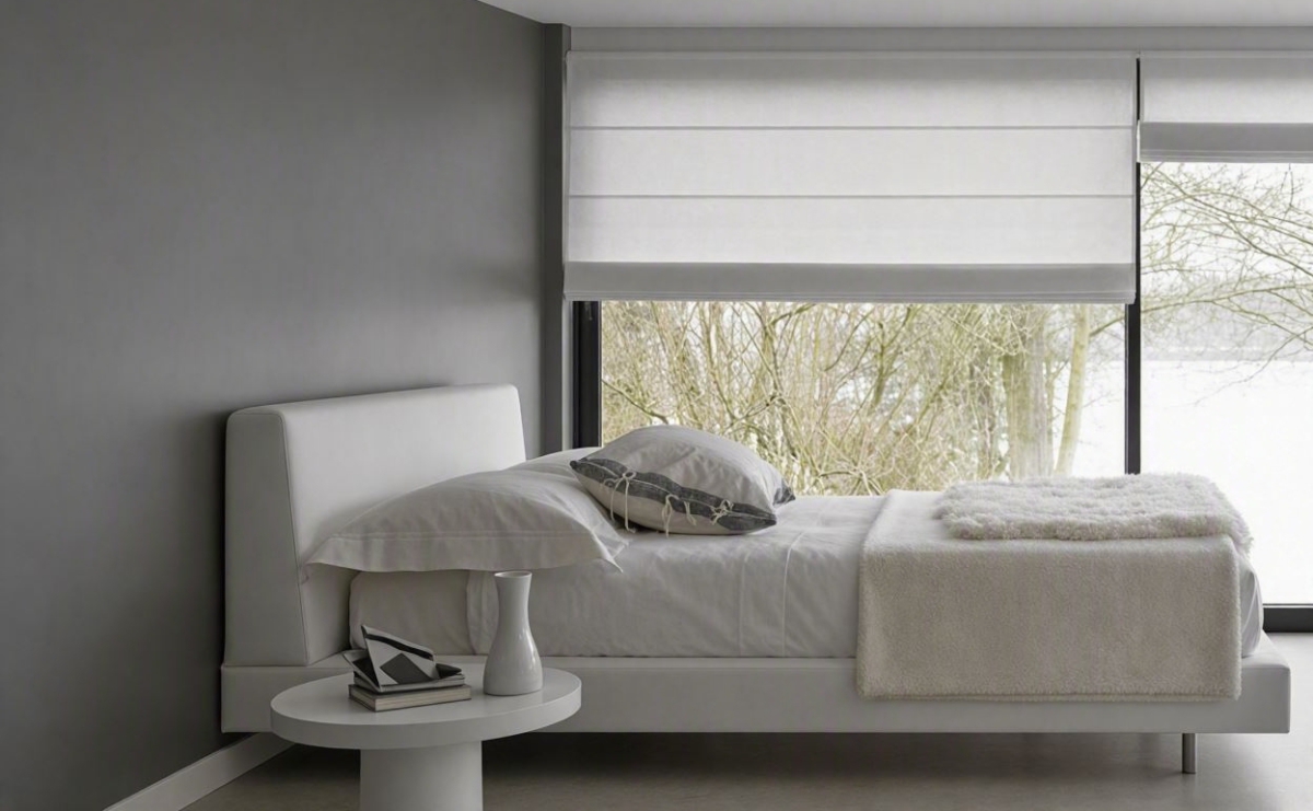Estores plegables con varillas en el dormitorio: orden, modernidad y confort